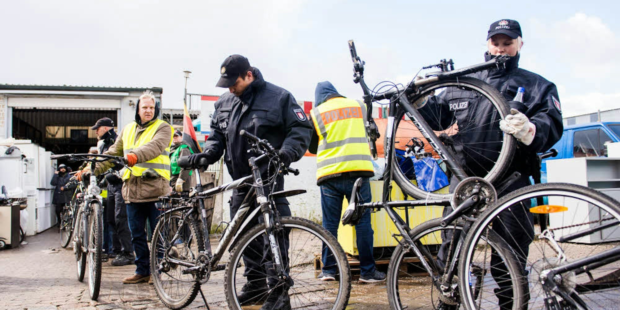 Bei einer Razzia in Deutschland werden gestohlene Fahrräder sichergestellt. Nicht oft gelingt ein solcher Treffer.