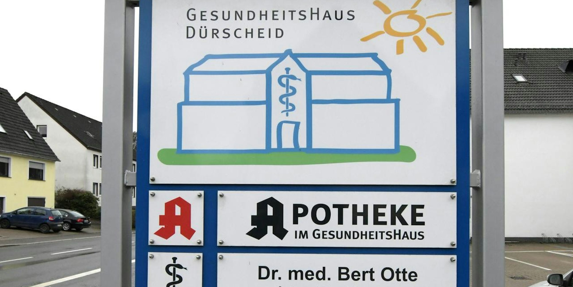 Die Mieter des benachbarten Gesundheitshauses mit Hausarzt Dr. Bert Otte fürchten, dass der Neubau zu Parkplatzproblemen führen wird.