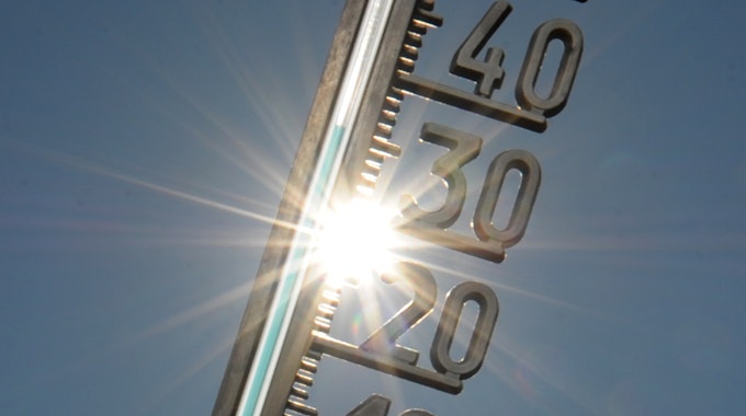 Ein Foto zeigt ein Thermometer in Köln – ob in den nächsten Tagen die Temperaturen über 35 Grad steigen, ist derzeit noch unklar.