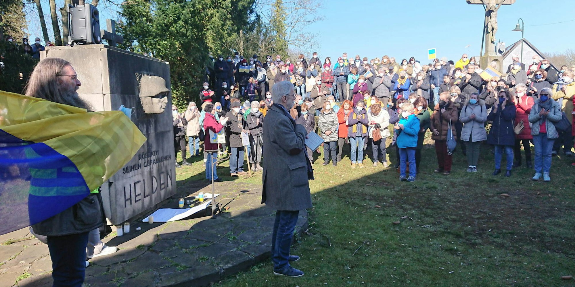 Mehrere hundert Menschen versammelten sich am Montag in Rösrath, um ihre Solidarität mit der Ukraine zu zeigen.