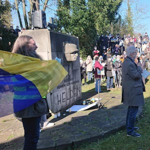 Mehrere hundert Menschen versammelten sich am Montag in Rösrath, um ihre Solidarität mit der Ukraine zu zeigen.