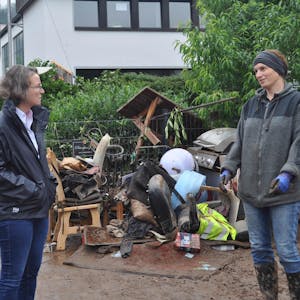 Bei ihren häufigen Besuchen in der Flutregion, hier in Kall, sucht NRW-Ministerin Ina Scharrenbach Kontakt zu betroffenen Bürgern.
