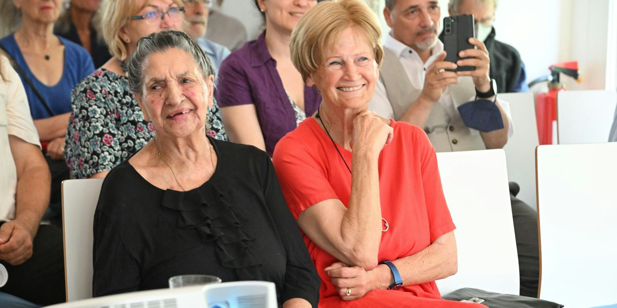 Philomena Franz (links) während der Tagung zu ihrem 100. Geburtstag.