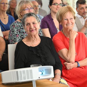 Philomena Franz (links) während der Tagung zu ihrem 100. Geburtstag.