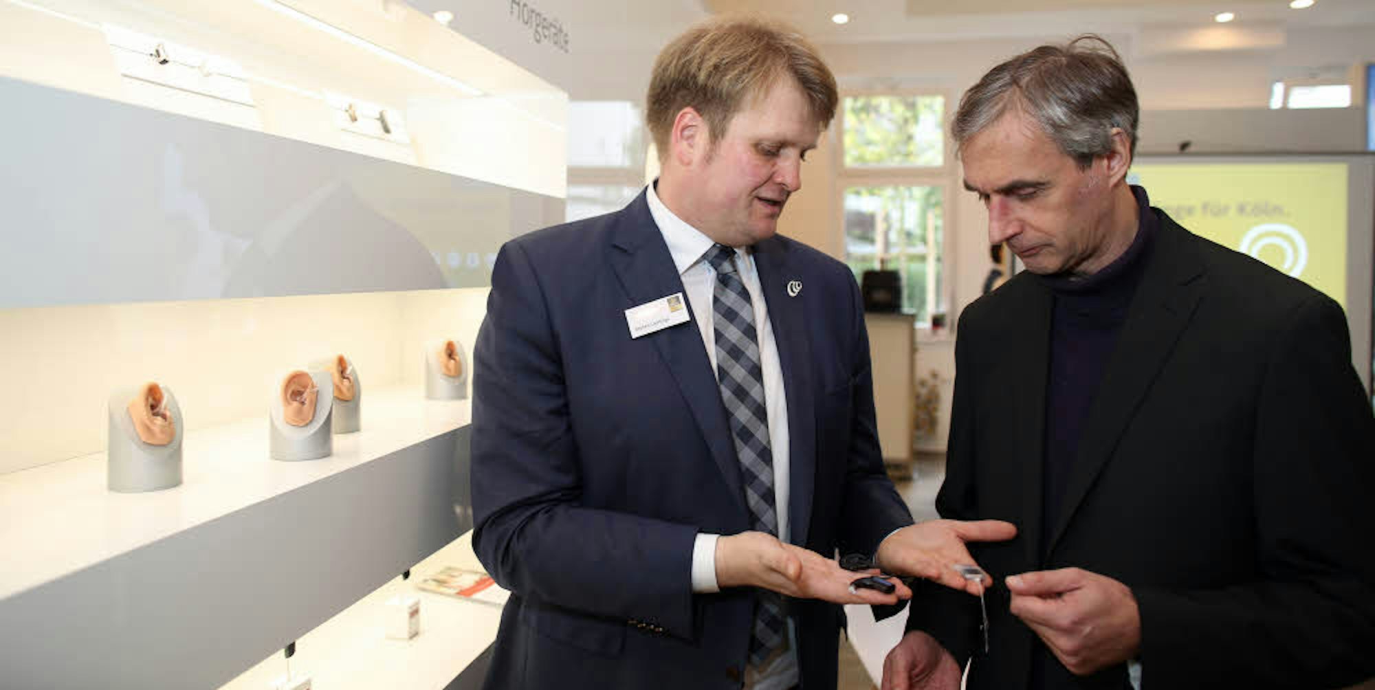 Direkte Hilfe in Köln: Hörcenter-Geschäftsführer Stefan Uerlings (l.) und Patient Michael Schmidt bei der Eröffnung des ersten „Cochlear“-Ladens.