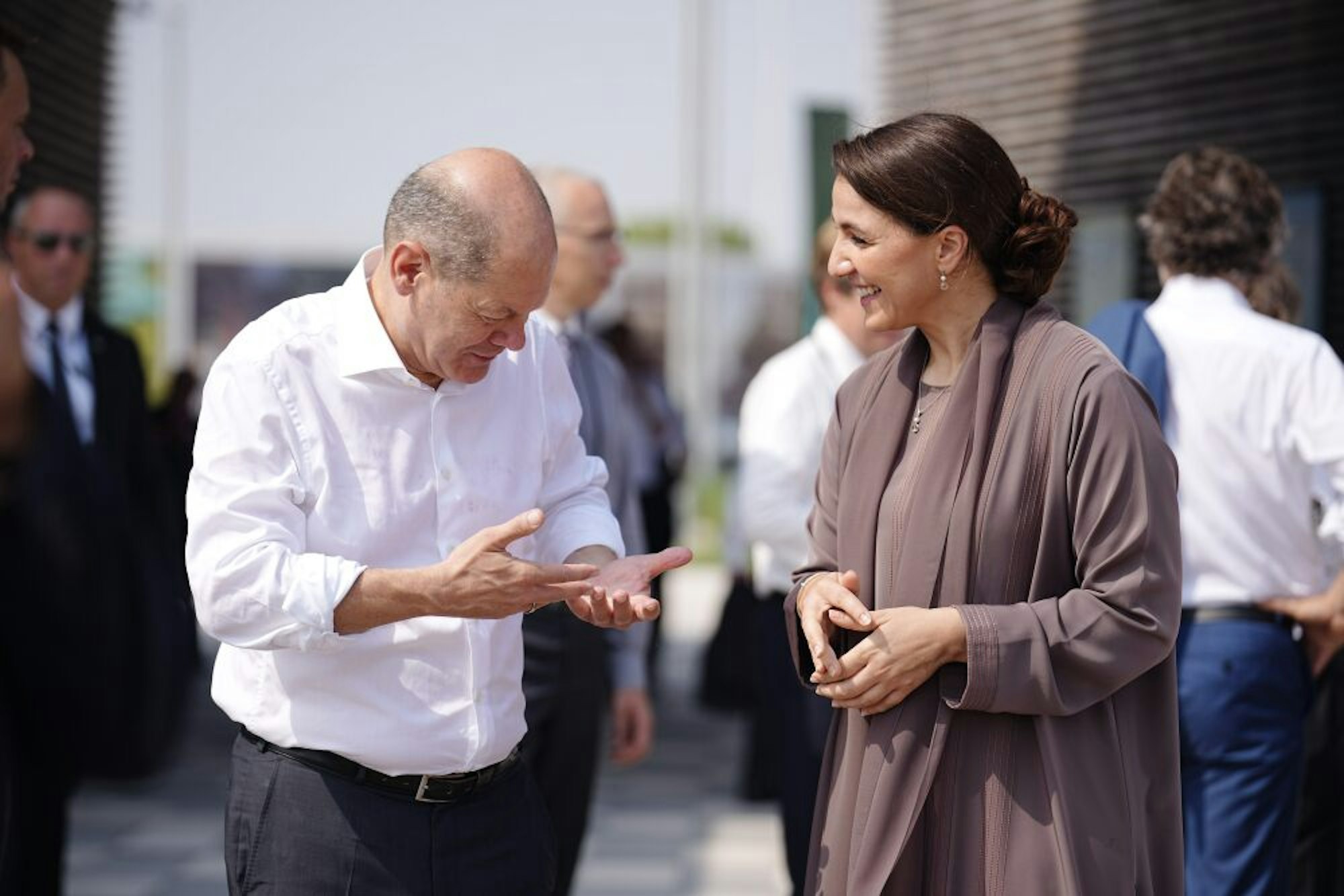 Kanzler Olaf Scholz mit der Umweltministerin der Emirate, Mariam bint Mohammed Saeed Hareb al Mheiri.