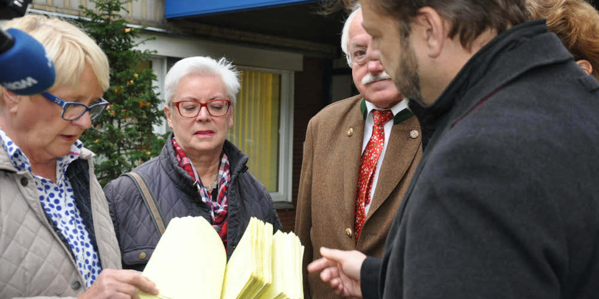 Mehr als 2500 Unterschriften trugen (v.l.) Dorle Peters, Marlene und Eckhart Pahlke sowie Peter Immerath ins Rathaus.