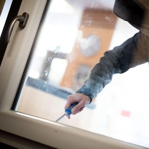 Einbrecher sucht Einstieg über Fenster