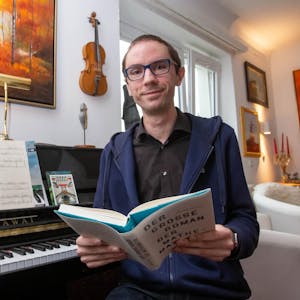 Er spielt auch Geige, Maximilian Wallefeld ist in einem musischen Haushalt aufgewachsen. Seine Leidenschaft gehört aber der Mathematik.