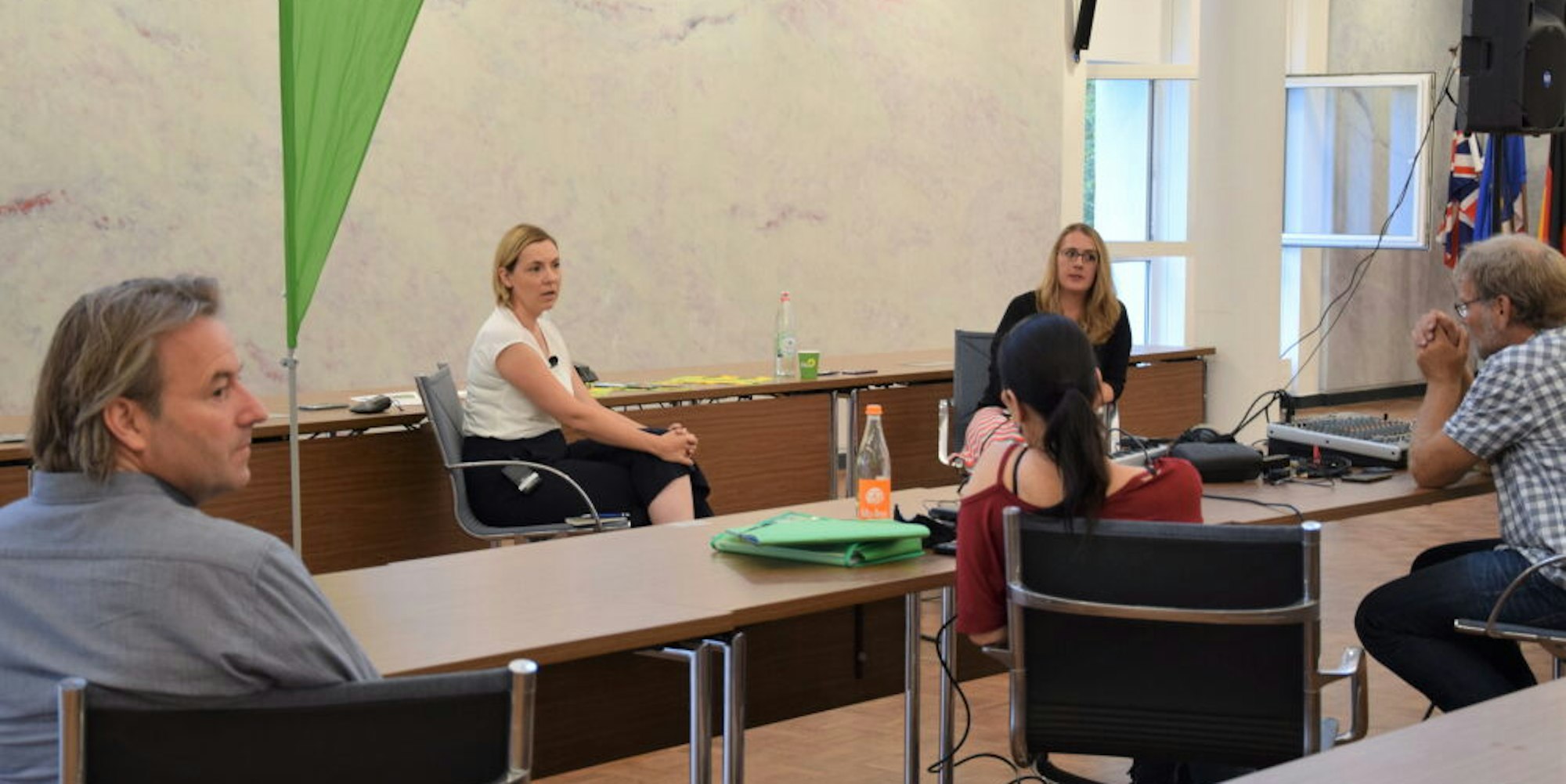 Die Grünen-Politikerinnen Stephanie Bethmannn (l.) und Katharina Dröge diskutierten über Wirtschaftshilfen.