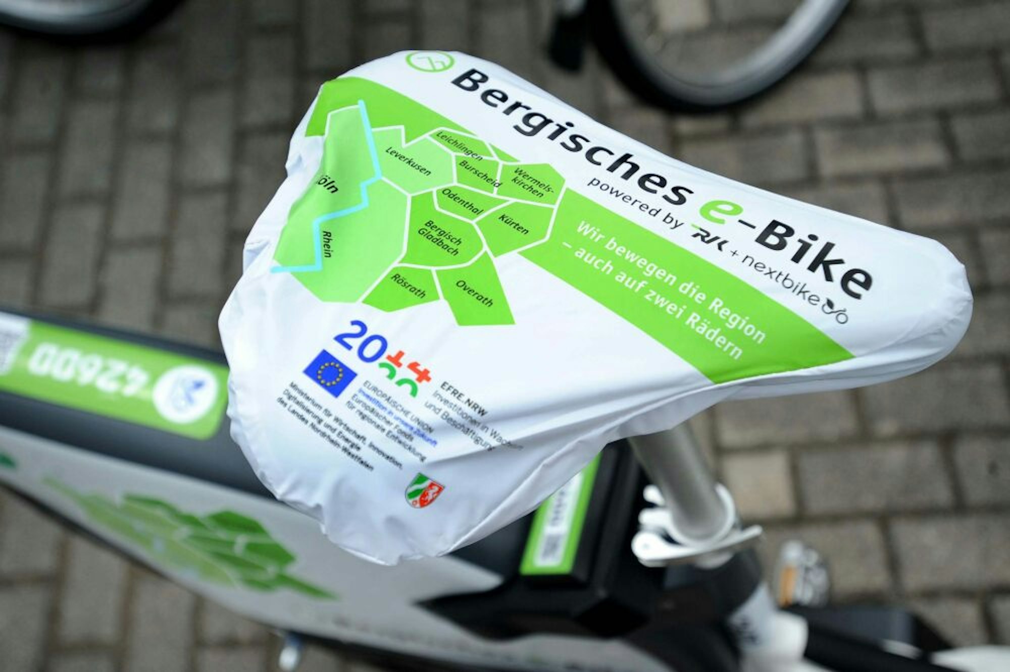 Regenschutz für den in der Höhe verstellbaren Sattel des neuen Bergischen E-Bikes.