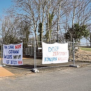 Sie machen weiter, die Anwohner der Siedlung Neuenhaus: Am Bauzaun flattern Banner aus Protest gegen den Funkmast.