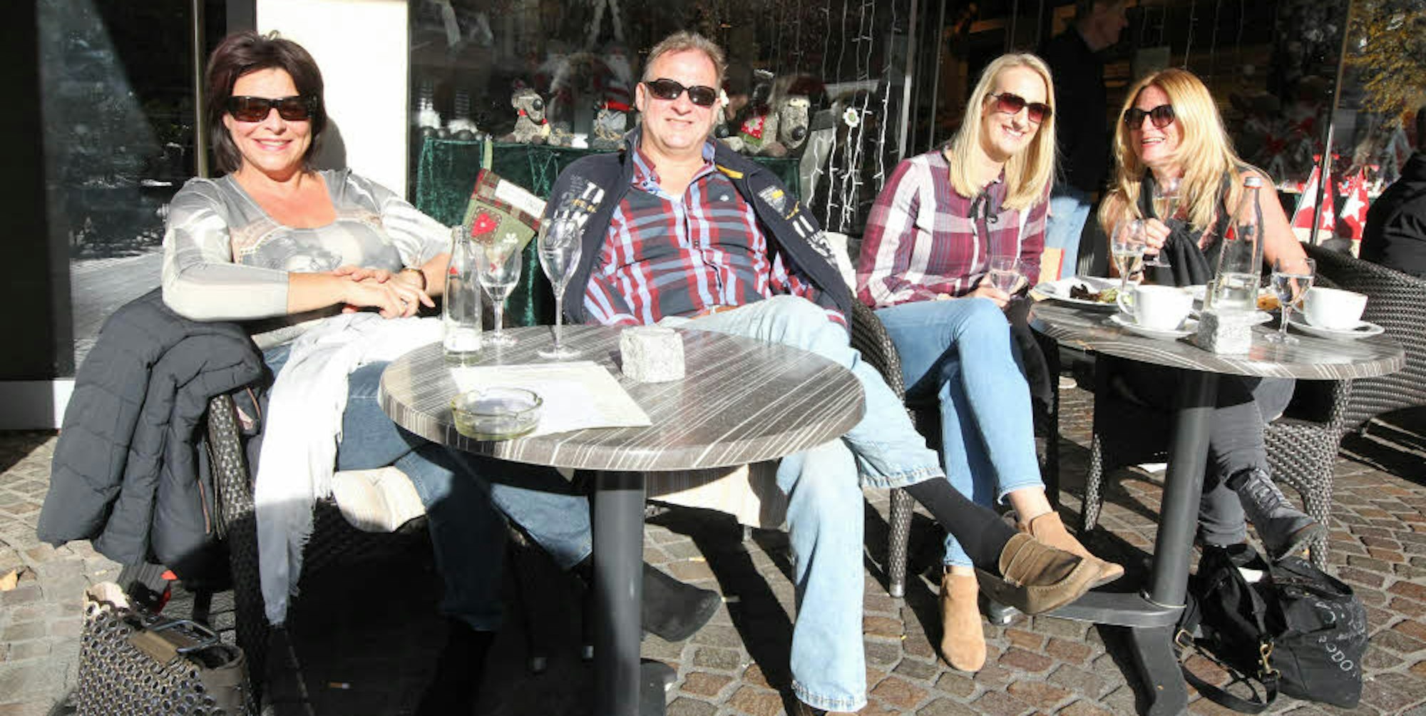 Angelika Laukens, Ralf Heidgen, Karina Schmuck und Anja Reinery (v. l.) genießen die Sonne vor dem Café Fassbender.