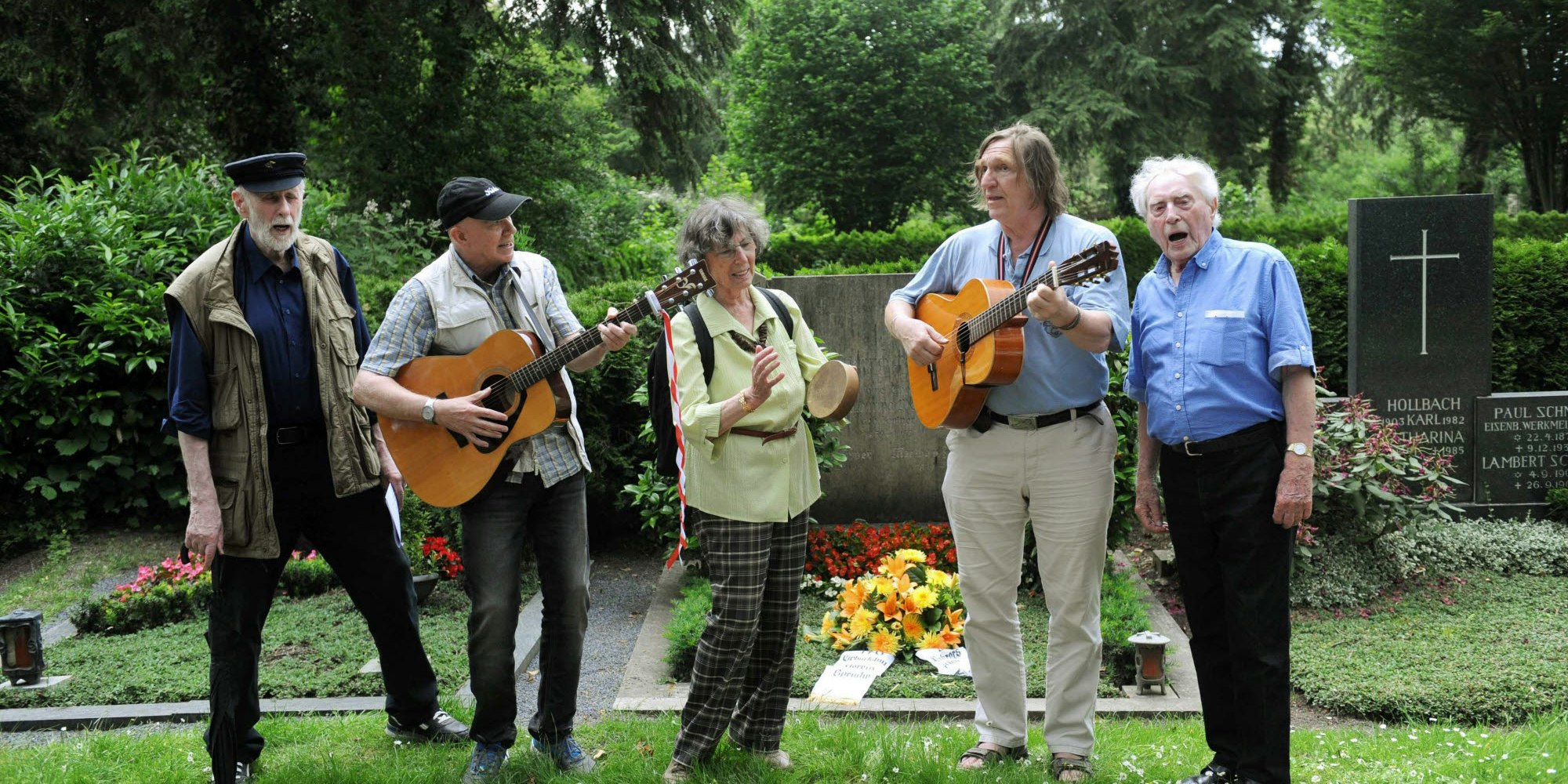 Ludwig Sebus (r.) sang mit Vertretern des „Vereins Deutsche Sprache“ am Grab das Lied von der Kayjass.
