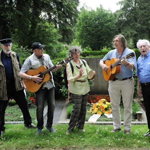 Ludwig Sebus (r.) sang mit Vertretern des „Vereins Deutsche Sprache“ am Grab das Lied von der Kayjass.