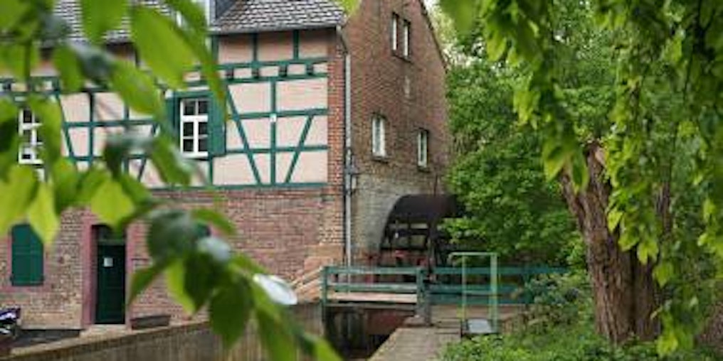 Ein Blick von aussen: Das Schaufelrad der Gymnicher Mühle - Zu Pfingsten lädt die Mühle zum Aktionstag im Rahmen des Mühlentags ein. Der Innenhof und seine Nebengebäude sind aber jetzt schon ein beliebter Treffpunkt.