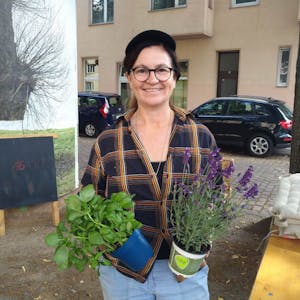 Kirsten Reinders, die Vorsitzende der Freunde des Nikolausbüdchens brachte Kräuter für die Pflanzaktion.