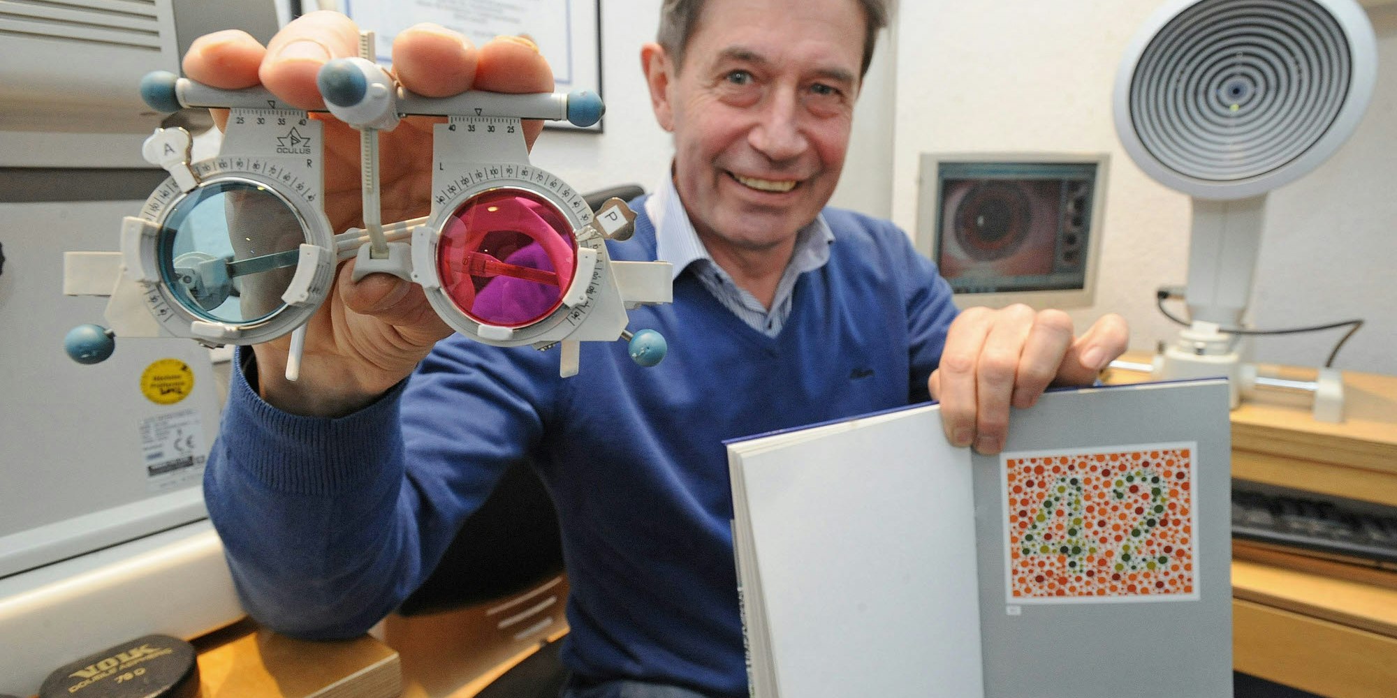 Mit Ishihara-Testkarten und bunten Linsen ermittelt Optikermeister Franz Reckmann die optimale Farbfilter-Kombination.