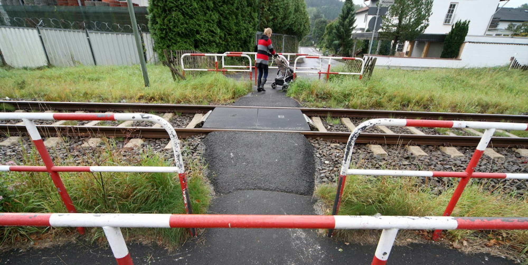 Der unbeschrankte Bahnübergang Wiesenauel ist für Fußgänger eine willkommene Abkürzung. Die Warnpfiffe der Züge sind laut Gericht teilweise überflüssig.