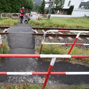 Der unbeschrankte Bahnübergang Wiesenauel ist für Fußgänger eine willkommene Abkürzung. Die Warnpfiffe der Züge sind laut Gericht teilweise überflüssig.
