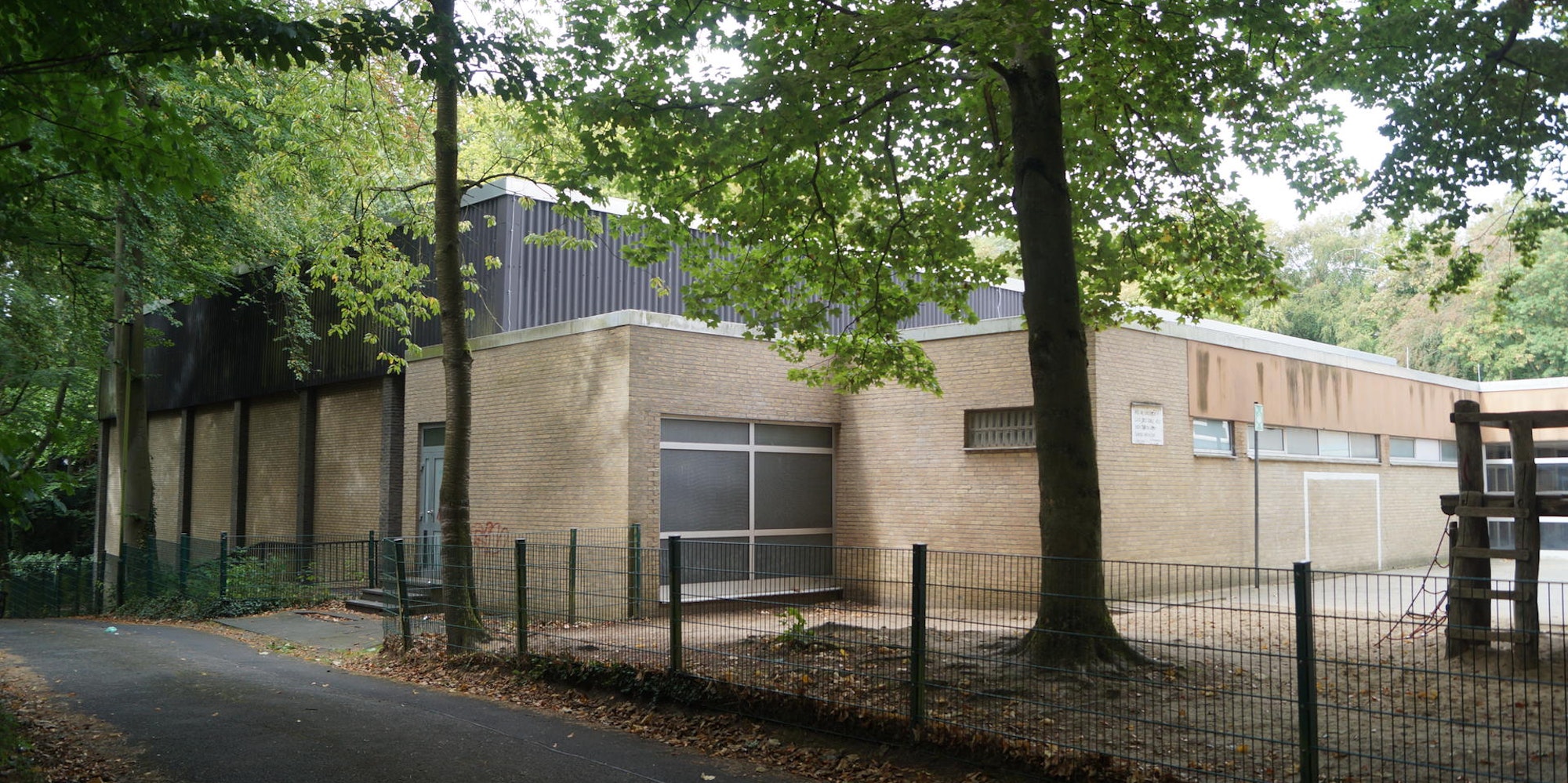 Die Turnhalle an der Albert-Schweitzer-Schule in Kerpen – hier im Herbst 2020 – wird instandgesetzt.