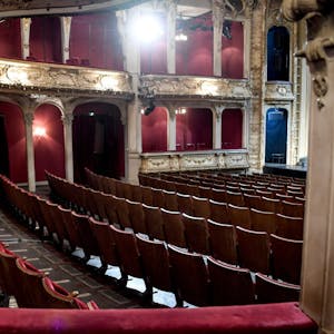 Sitzreihen und einzelne Sitze sind wegen der Kontaktbeschränkungen in diesem Berliner Theater ausgebaut worden. Der Theaterbetrieb hat heftig unter der Corona-Krise gelitten.