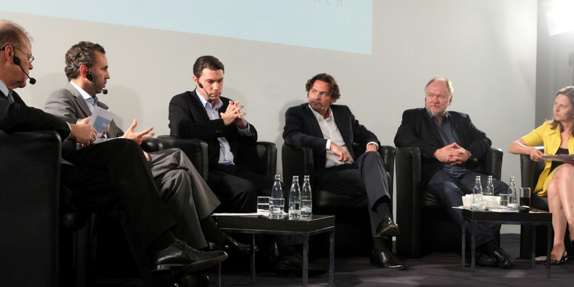 Peter Pauls (von links), Thomas Jarzombek, Oliver Eckert, Rolf Schwartmann, Joachim Paul und Anné Schwarzkopf diskutierten im studio dumont.