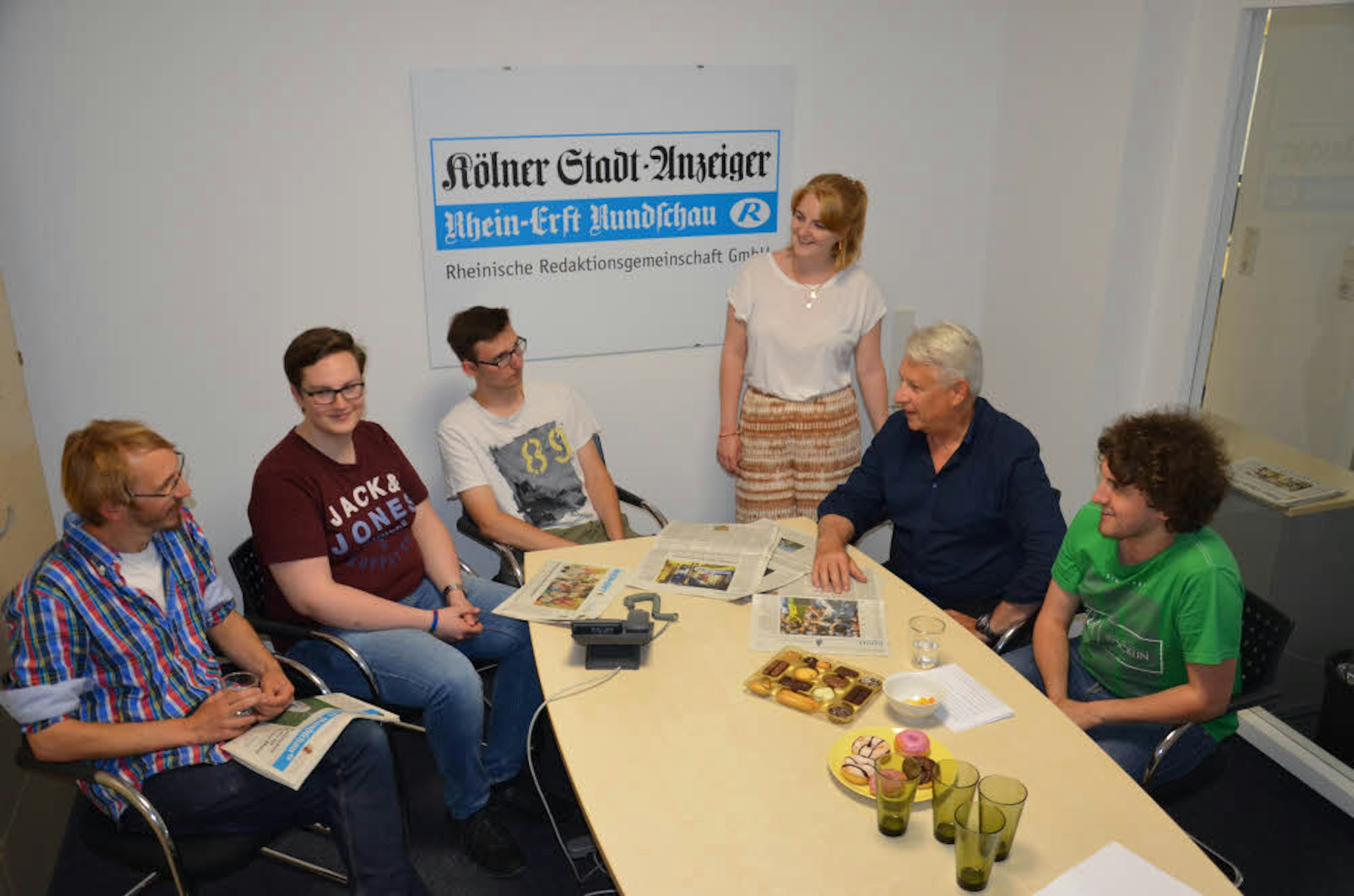 Mitglieder der neuen Grünen Jugend im Rhein-Erft-Kreis waren zu Besuch in unserer Redaktion: Moritz Jungeblodt, Vinzenz Rundspaden und Arne Schwegeler (v.l.) sowie die beiden Volontäre Sarah Herpertz und Niklas Pinner mit Redaktionsleiter Bernd Rupprecht (2.v.r.).