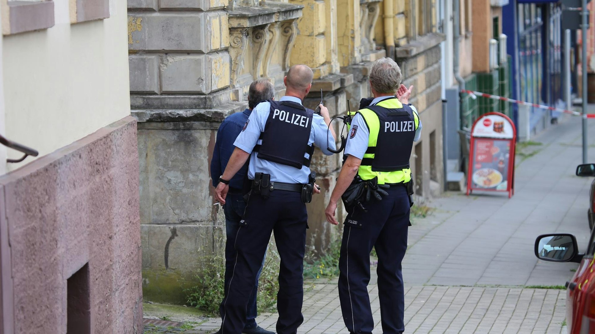 Polizisten auf einer Straße in Hagen.