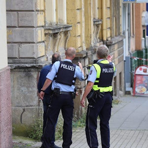 Polizisten auf einer Straße in Hagen.