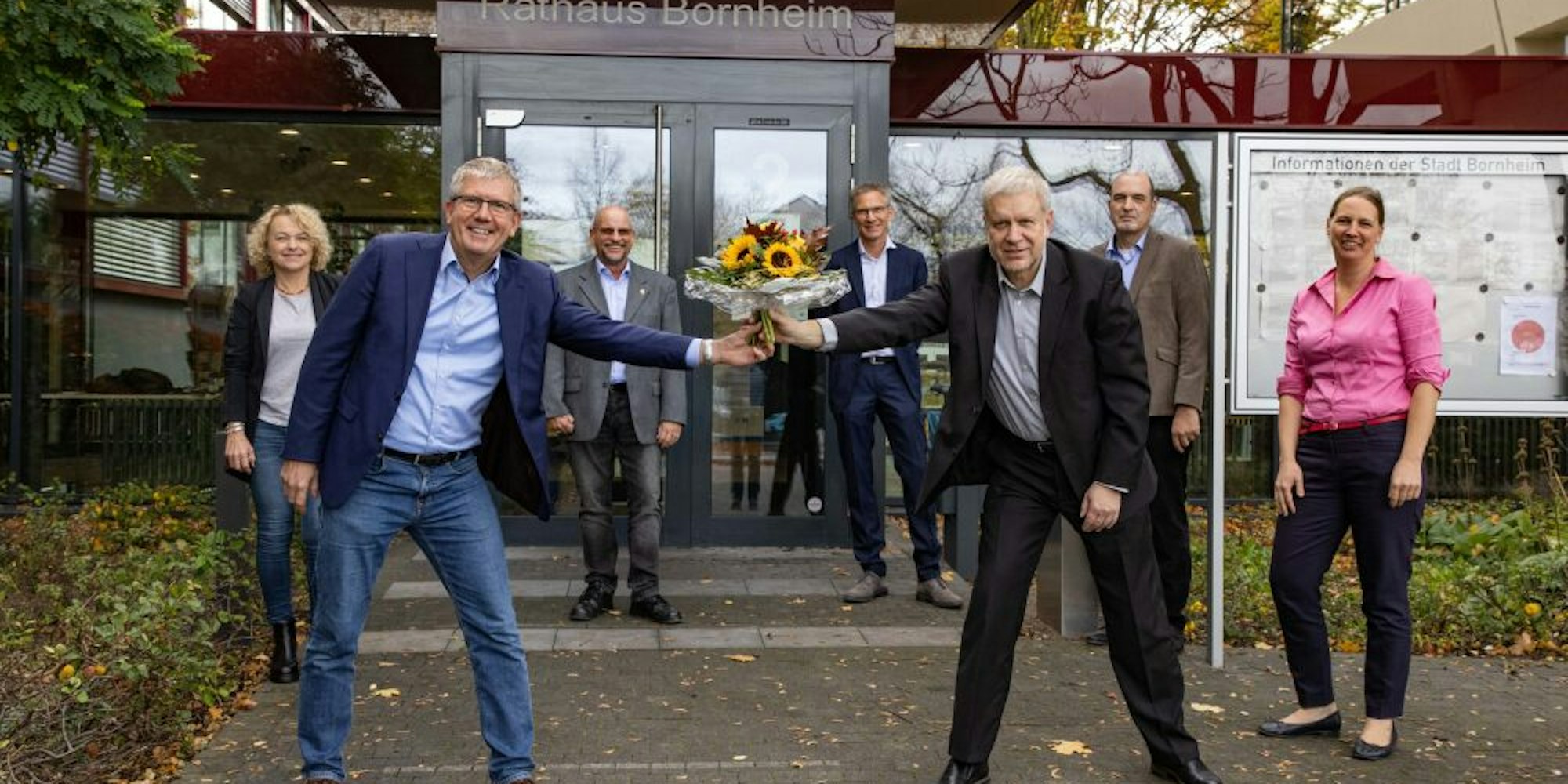 Sonnenblumen übergab Beigeordneter Manfred Schier dem neuen Bornheimer Bürgermeister Christoph Becker 