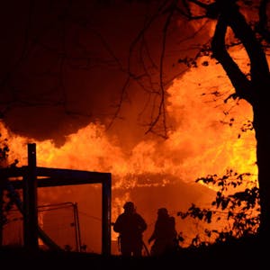Von dem Unterkunftsgebäude blieb nach dem Brand im Januar nichts übrig. Rund 100 Feuerwehrleute waren im Einsatz.