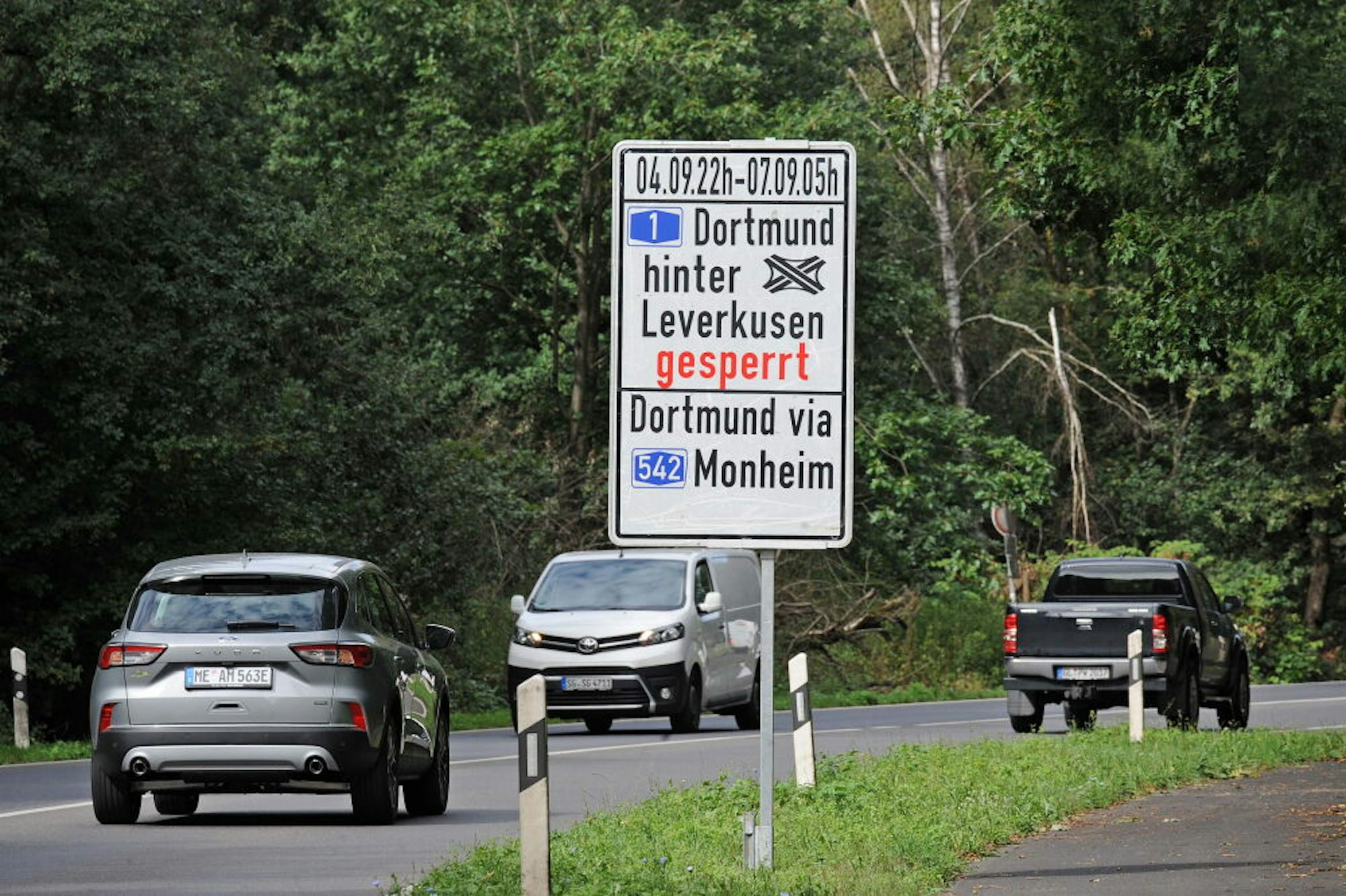 Selbst Ortskundige kommen bei dieser komplizierten Wegweisung – hier an der Anschlussstelle Langenfeld-Immigrath – ins Grübeln.