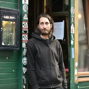 Die Feierlaune ist getrübt: Florian Deubel betreibt die „Bar Frieda“, auf die in den vergangenen Wochen mehrfach Ampullen mit Buttersäure geworfen wurden.
