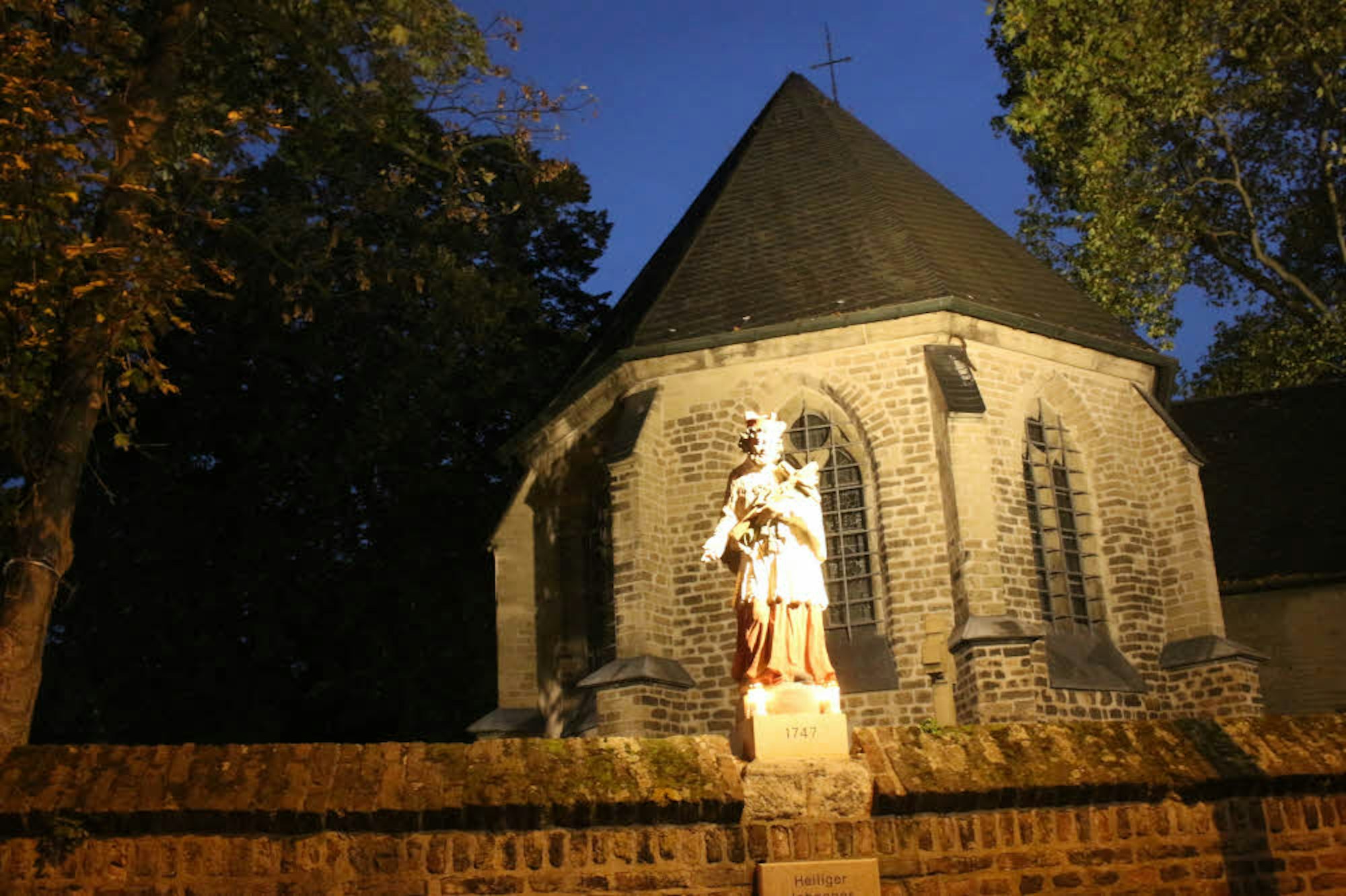 Die Statue des Johanns von Nepomuk soll die Kirche vor Hochwasser schützen.