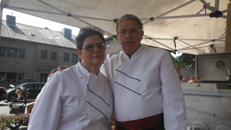 Das Ehepaar Pirvu kocht jeden Donnerstag auf dem Wochenmarkt in Zollstock.