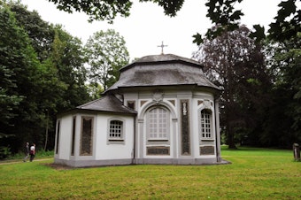 Die Muschelkapelle steht im lauschigen Park des Jagdschlosses.