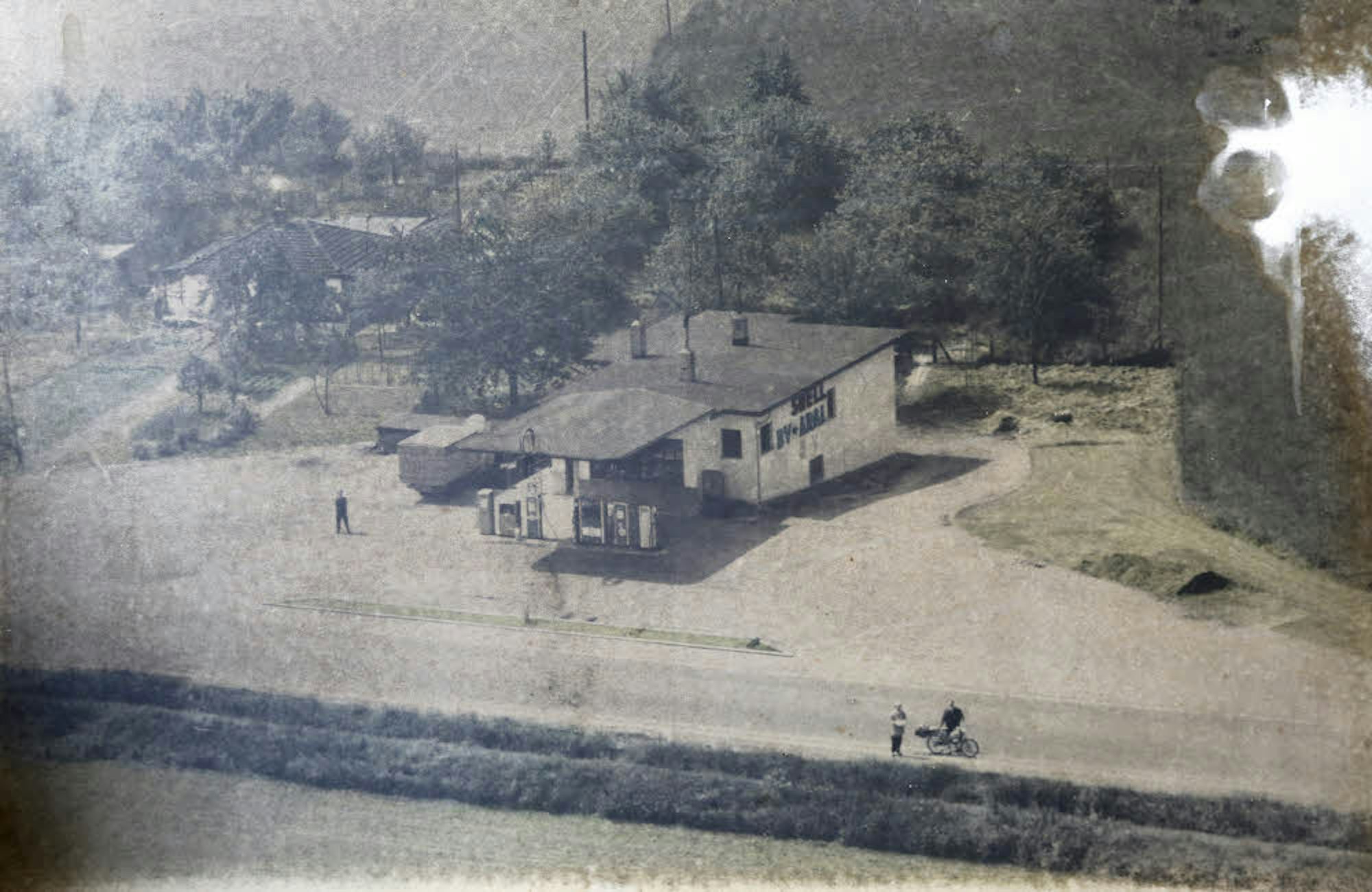 Freie Tankstelle auf freiem Feld: 1937 ließ Winand Boes an der Neusser Landstraße seinen Betrieb bauen, das Foto stammt aus den 1950ern.