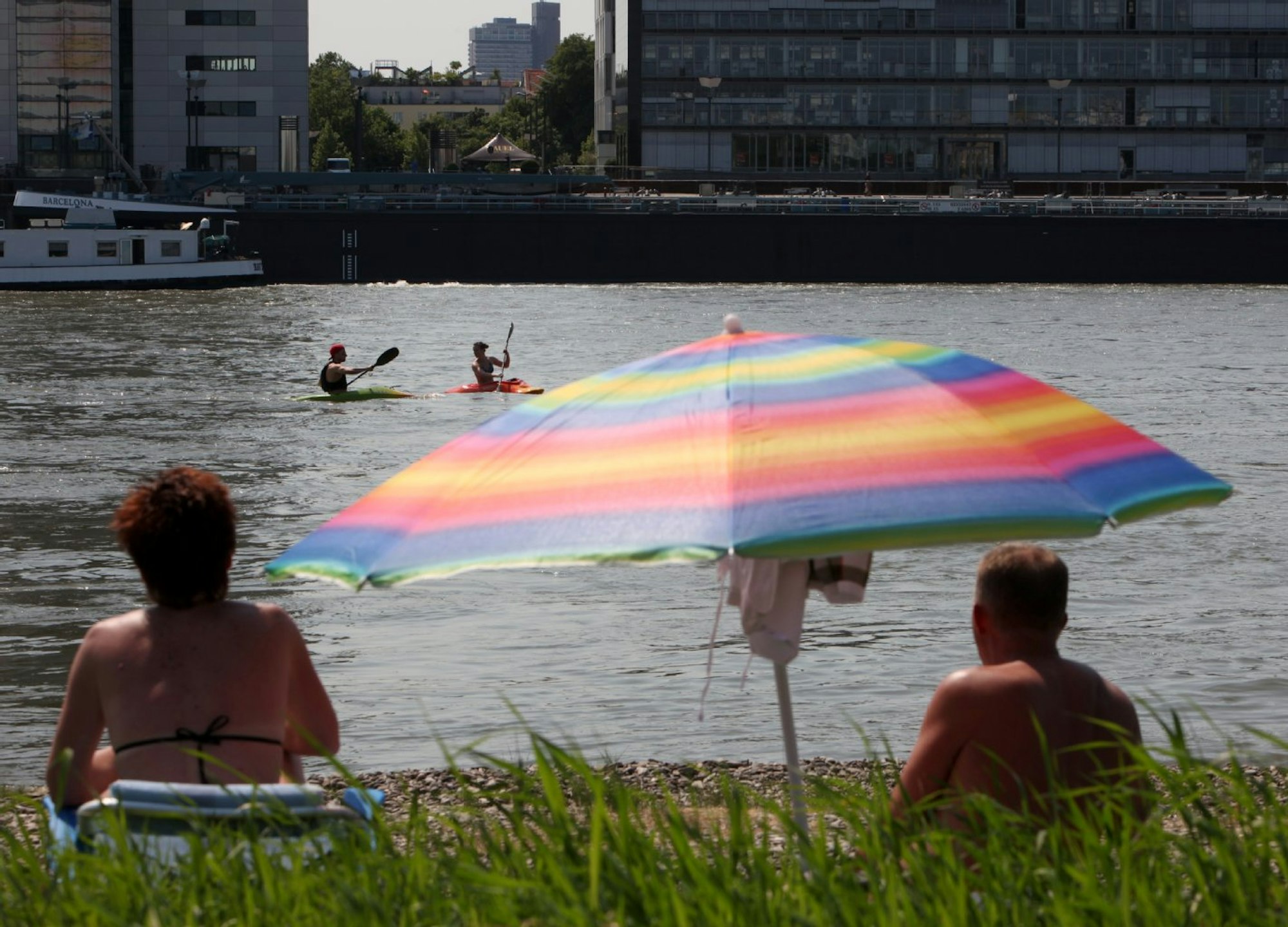 Pollerwiesen zum entspannen: Auch die Kanuten im Rhein haben Spaß am Kaiserwetter über Köln.