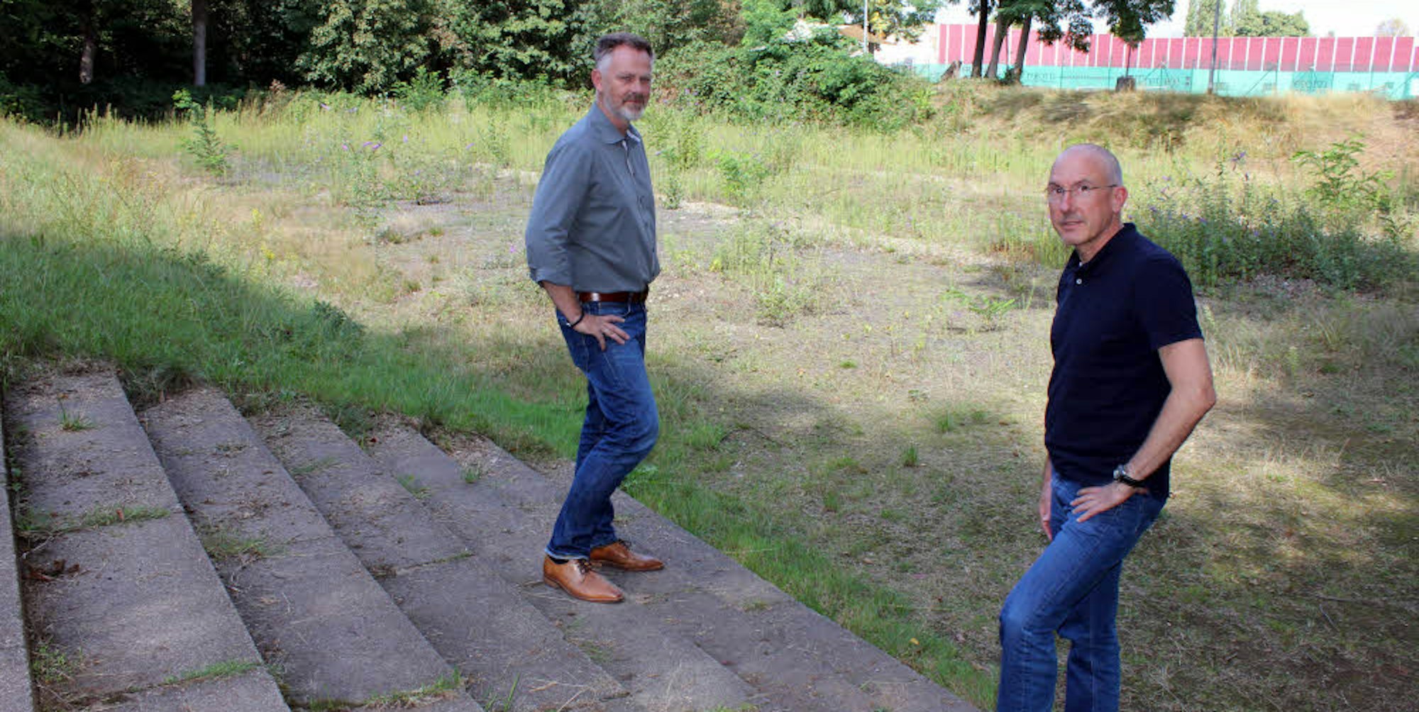 Die MTV-Vorstandsmitglieder Holger Dahlke (l.) und Jens Grütter freuen sich, dass der Sportplatz bald wieder zur Verfügung steht.