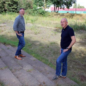 Die MTV-Vorstandsmitglieder Holger Dahlke (l.) und Jens Grütter freuen sich, dass der Sportplatz bald wieder zur Verfügung steht.