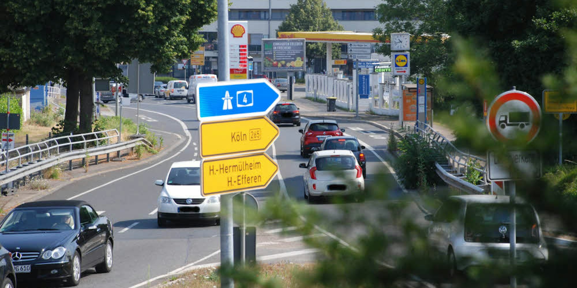 Noch rollt der Durchgangsverkehr über die Luxemburger Straße mitten durch Hermülheim. Das soll sich ändern.