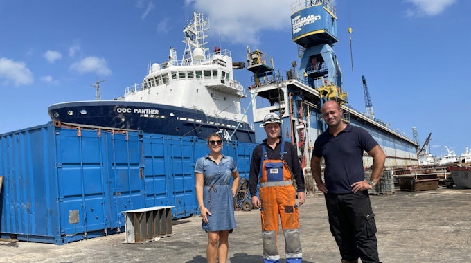 Das Dock zeigten Daniel Helmert (M.) und Clayton Casha von der Werft der EU-Koordinatorin Sabine Staiger-Pannes.