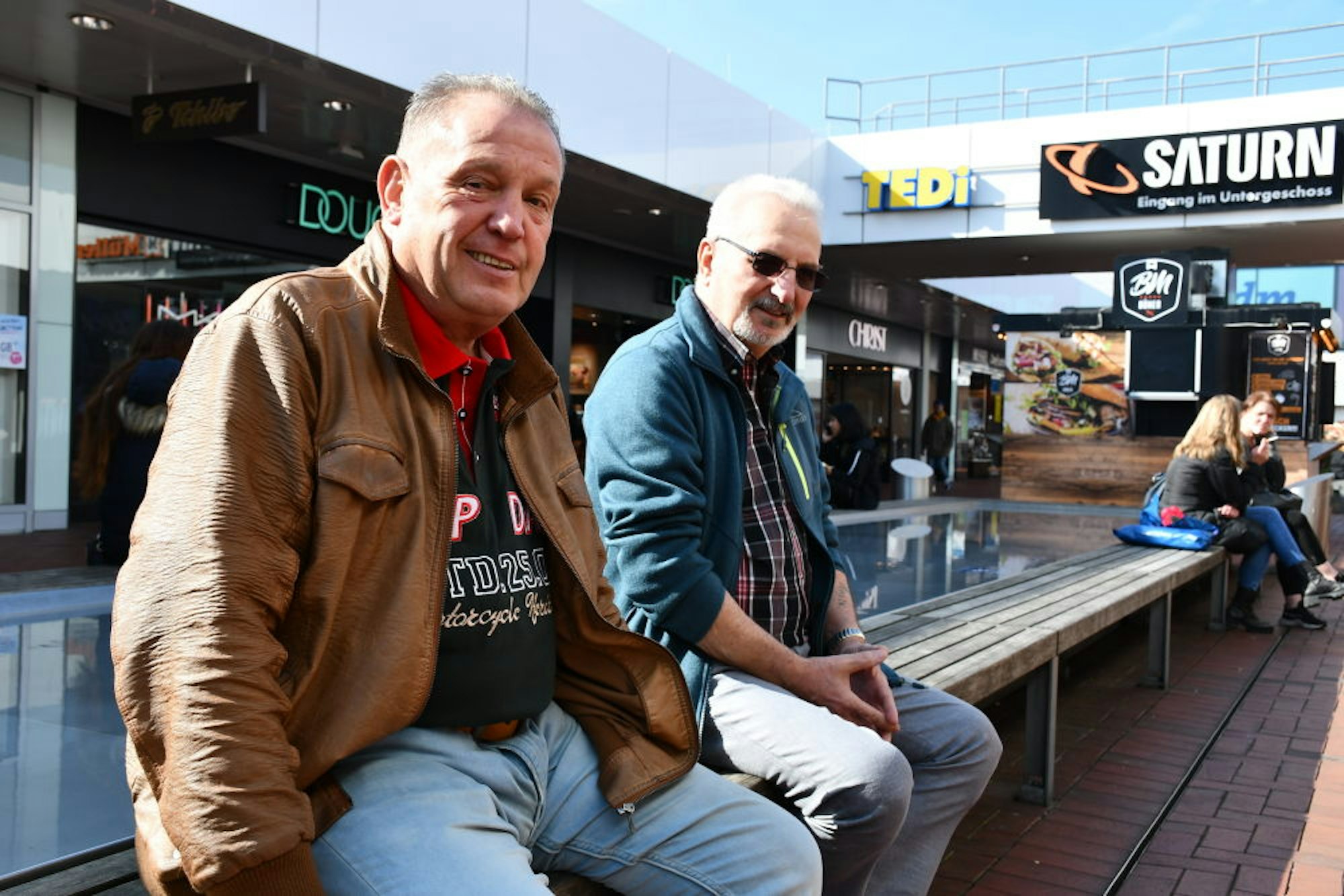 Treffen sich jeden Vormittag im Hürth-Park, so auch am Dienstag: Wolfgang Götz (69) und Christian Hammermann (82).