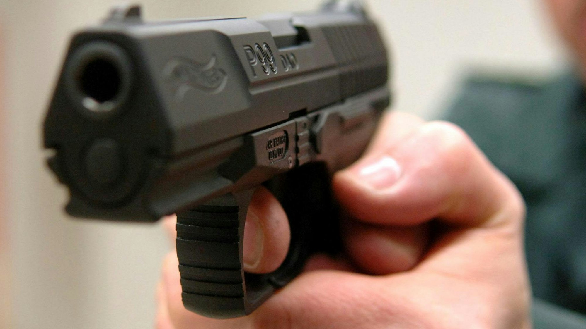 Ein Mann zielt mit einer Walther P 99-Pistole in der Hand.