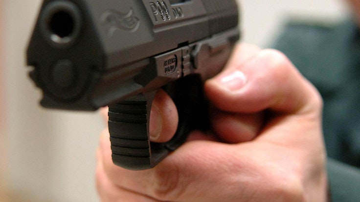 Ein Mann zielt mit einer Walther P 99-Pistole in der Hand.