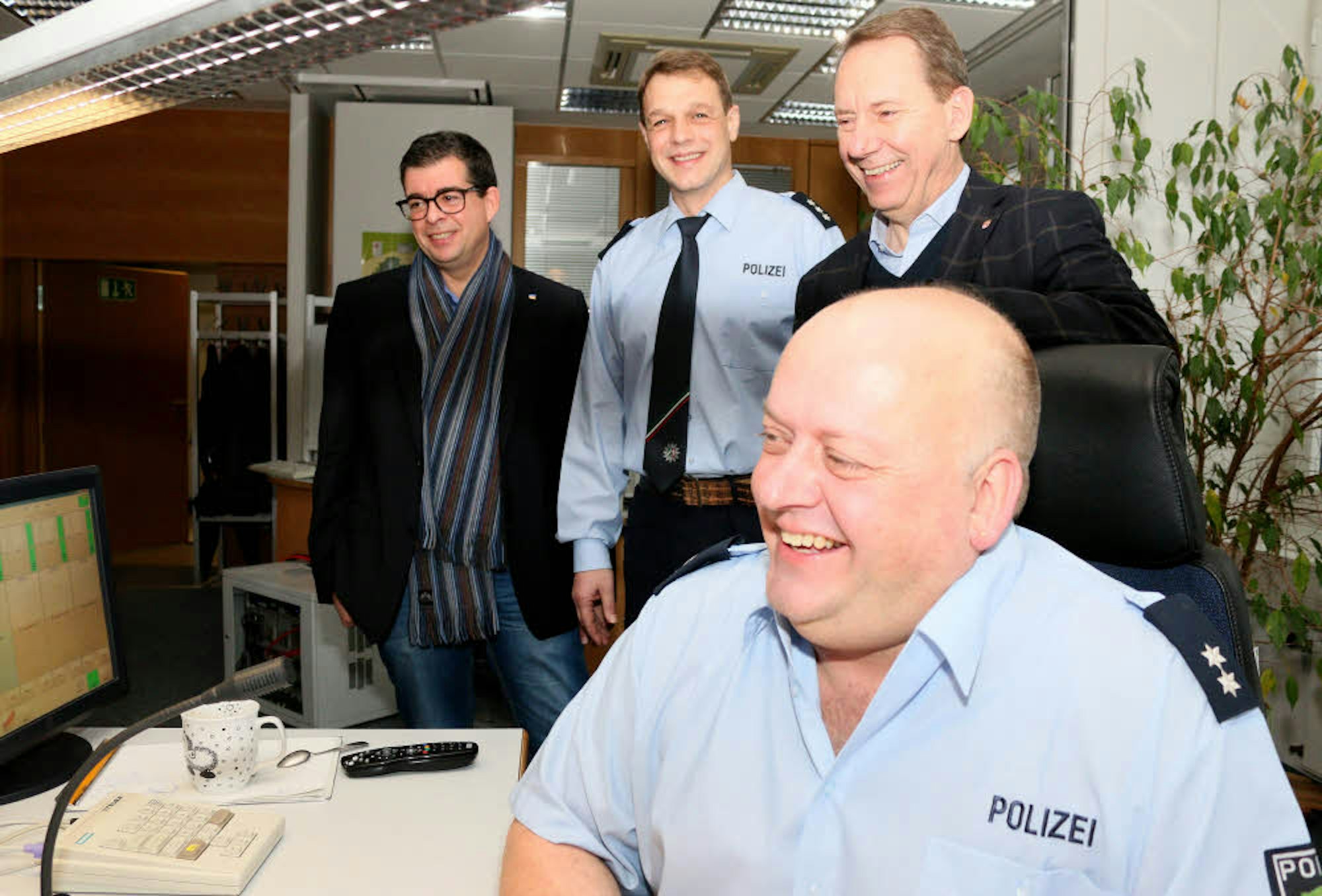 Gut war die Stimmung auf der Polizeileitstelle, wo Andreas Groß (2.v.l.) und Thomas Keller (r.) den prominenten Besuch bekamen.