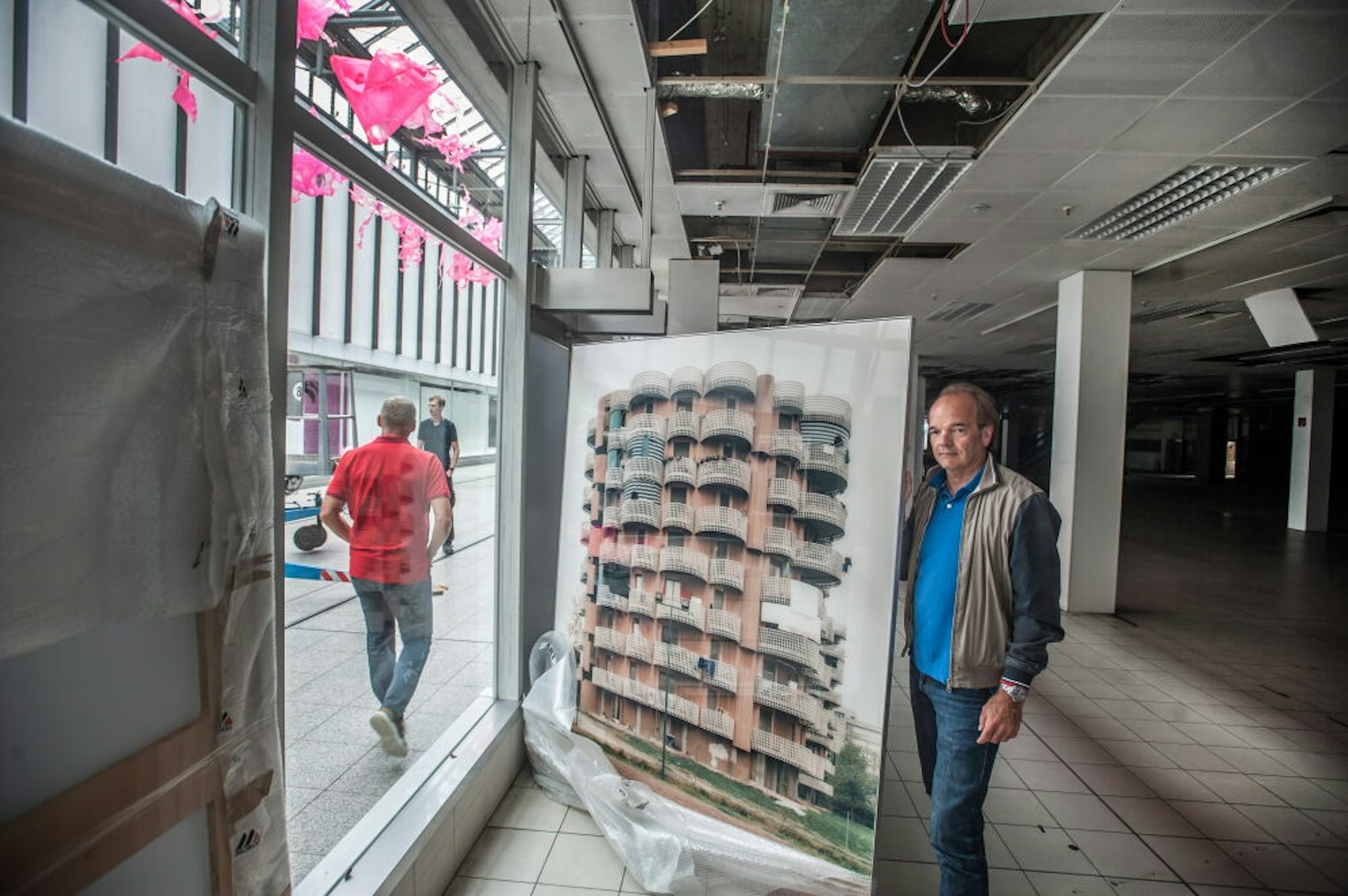 Und plötzlich sind die Schaufenster wieder mit, künstlerischem, Leben gefüllt – zum Beispiel mit den urbanen Fotografien des Kölner Fotokünstlers Boris Becker (rechts.