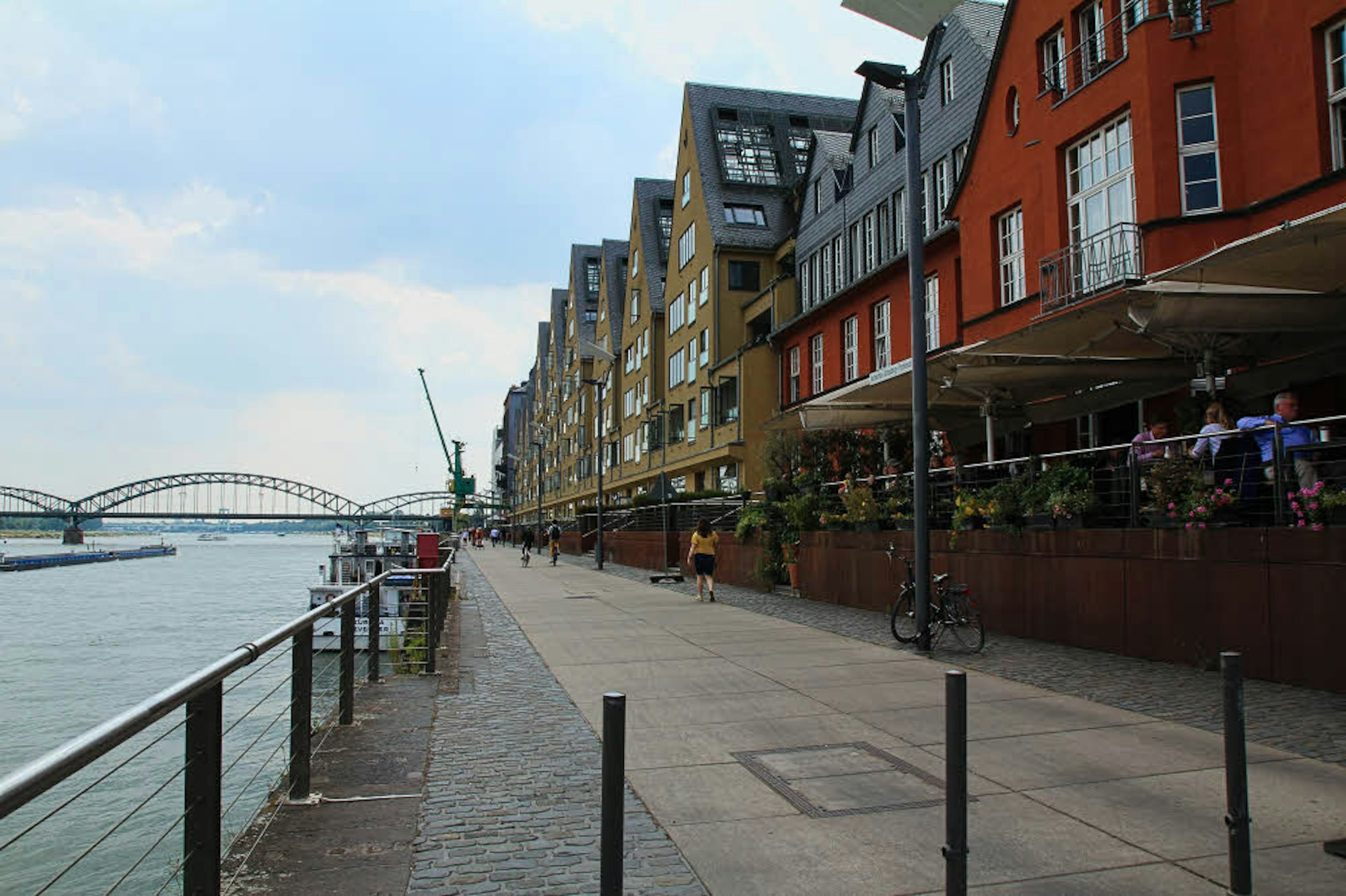 Der Rheinauhafen lockt mit seinem Flanier-Boulevard und bunter Gastro-Szene.