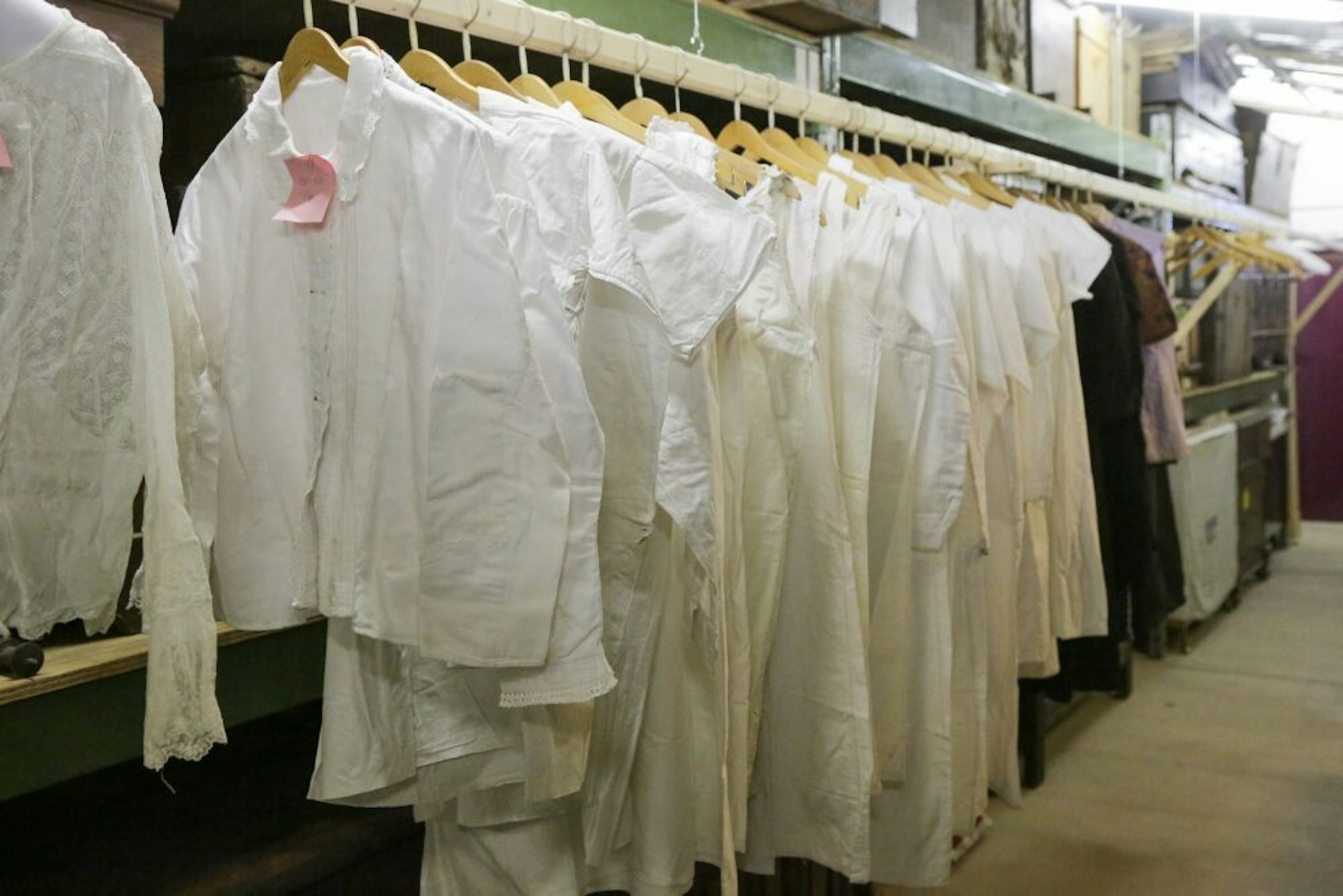 Zum Textildepot des Lindlarer Freilichtmuseums gehören auch Blusen und Kleider.